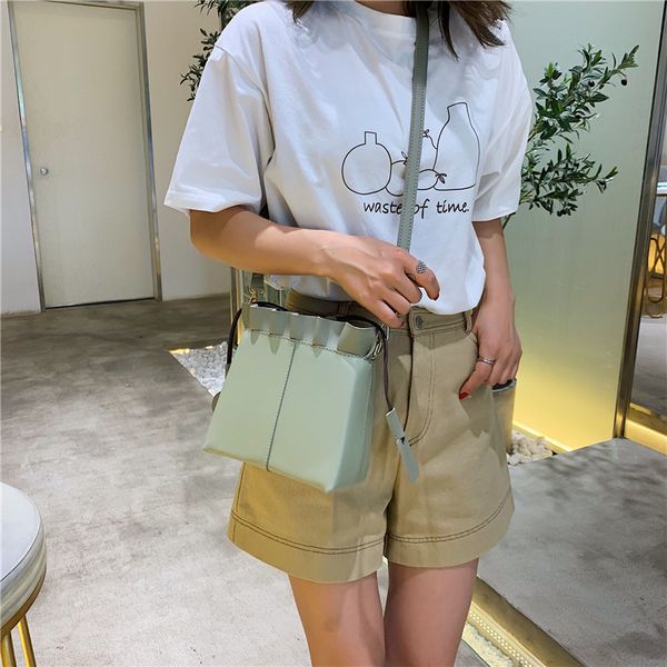 french small women hand bag 2019 new korean version of the wild fashion casual simple bucket drawstring messenger bag
french small women hand bag 2019 new korean version of the wild fashion casual simple bucket drawstring messenger bag