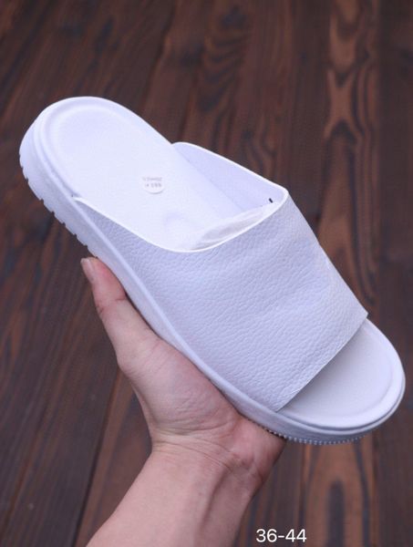2020 new luxury designer men's and women's beach slippers cushioning soles stylish and beautiful casual comfortable size: 36-44
2020 new luxury designer men's and women's beach slippers cushioning soles stylish and beautiful casual comfortable size: 36-44