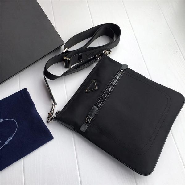 2020 2019.мужская сумка на одно плечо, сумка почтальона, водонепроницаемая ткань, простая и стильная, детали ручной работы, легкая и сдержан 
2020 2019.мужская сумка на одно плечо, сумка почтальона, водонепроницаемая ткань, простая и стильная, детали ручной работы, легкая и сдержан