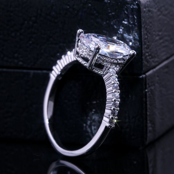 huitan oval finger ring band dazzling brilliant cz stone four prong setting classic wedding anniversary gift for wife&girlfriend, Slivery;golden
huitan oval finger ring band dazzling brilliant cz stone four prong setting classic wedding anniversary gift for wife&girlfriend, Slivery;golden