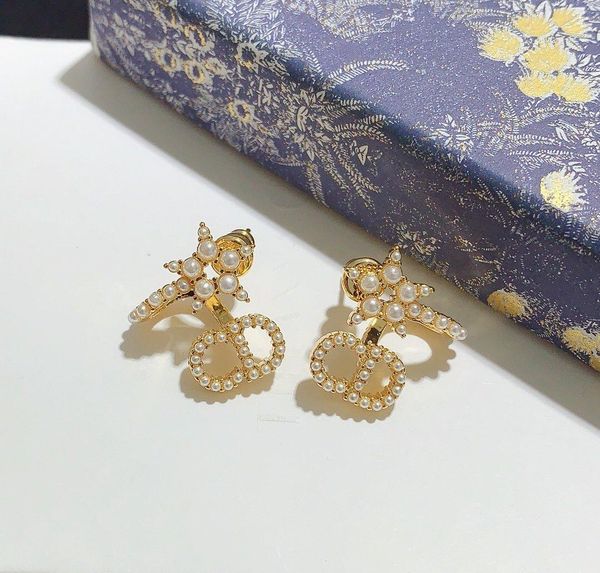 2020 european designer earrings luxury fashion ladies pearl earrings lovers gift party earrings of charge have stamps, Golden;silver
2020 european designer earrings luxury fashion ladies pearl earrings lovers gift party earrings of charge have stamps, Golden;silver