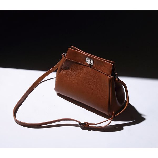 2020 new simple fashion portable large capacity summer female bag messenger bag wild shoulder
2020 new simple fashion portable large capacity summer female bag messenger bag wild shoulder