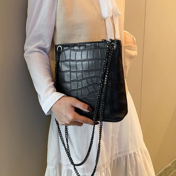 2020 retro women's shoulder bag new korean version of the fashion chain pu messenger bag women's handbag
2020 retro women's shoulder bag new korean version of the fashion chain pu messenger bag women's handbag