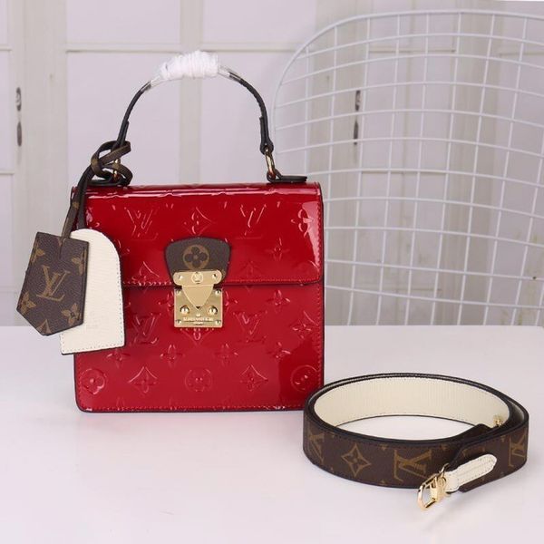 Women's bag lacqueredleather versatileto create a neat and avant-garde top handle and detachable strap foravariety of back carrying options
Women's bag lacqueredleather versatileto create a neat and avant-garde top handle and detachable strap foravariety of back carrying options