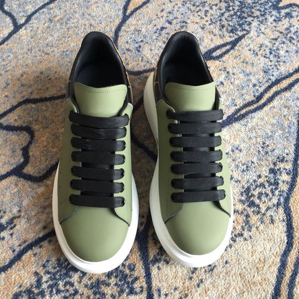 the process uses a molding machine, melt adhesive, perfect shape, version, men's and women's sports shoes, wild white shoes
the process uses a molding machine, melt adhesive, perfect shape, version, men's and women's sports shoes, wild white shoes