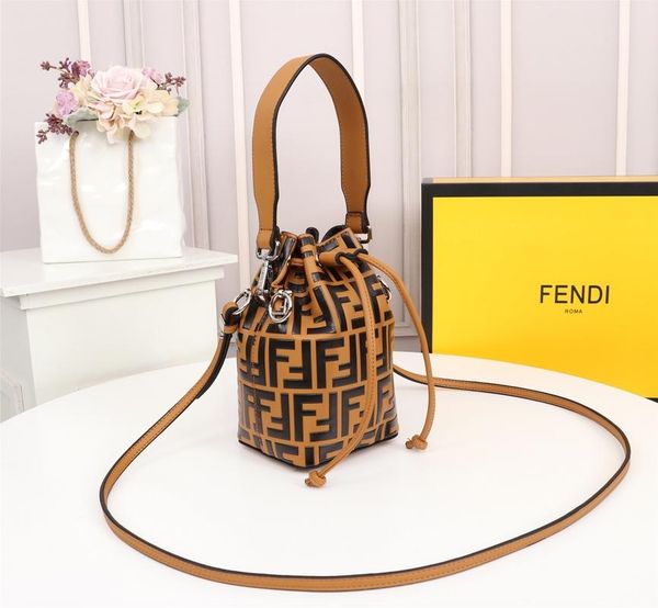 new style luxury designer real leather women shoulder bags ladies fashion single handbag messenger bag for woman size 12*18*10cm
new style luxury designer real leather women shoulder bags ladies fashion single handbag messenger bag for woman size 12*18*10cm