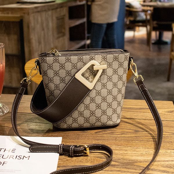 женщина пакет 2019 ковш пакет портативный косой satchel темперамент богиня exceed огонь сумки luxury lady bag tide trend
женщина пакет 2019 ковш пакет портативный косой satchel темперамент богиня exceed огонь сумки luxury lady bag tide trend
