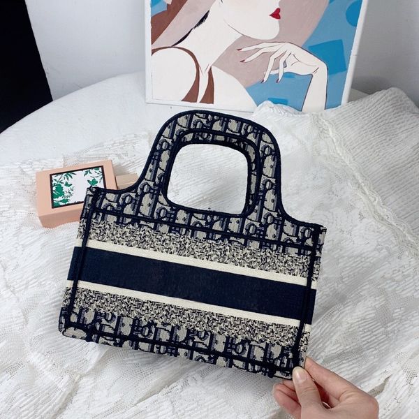 factory 2020 wholesale women handbag cross pattern synthetic leather shell chain bag shoulder messenger bag fashionista with serial number
factory 2020 wholesale women handbag cross pattern synthetic leather shell chain bag shoulder messenger bag fashionista with serial number