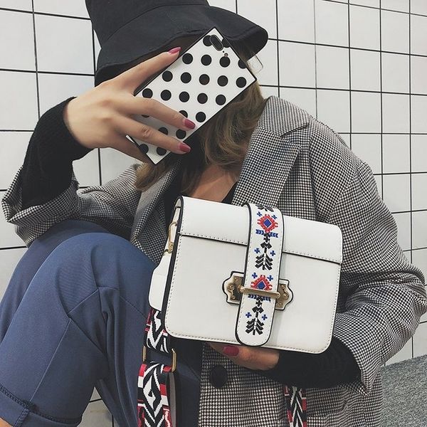 2019 autumn and winter new oblique women's handbag wide shoulder strap and new single shoulder square
2019 autumn and winter new oblique women's handbag wide shoulder strap and new single shoulder square