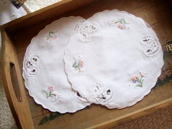 wholesale lot white flower napkin set with hand crochet frill 20cm 
wholesale lot white flower napkin set with hand crochet frill 20cm