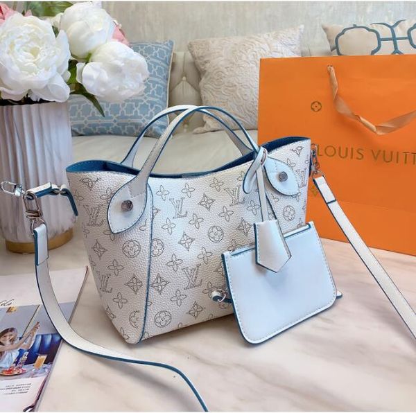 autumn winter series and distinctive hole hollow-out design style one shoulder slant, match inside zero purse very practical
autumn winter series and distinctive hole hollow-out design style one shoulder slant, match inside zero purse very practical
