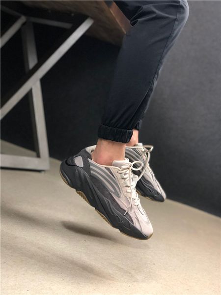 2019 горячие продажи 700 v2 тефра wave runner kanye west тройной черный 3м светоотражающий мужчин женщина кроссовки спорт кроссовки
2019 горячие продажи 700 v2 тефра wave runner kanye west тройной черный 3м светоотражающий мужчин женщина кроссовки спорт кроссовки