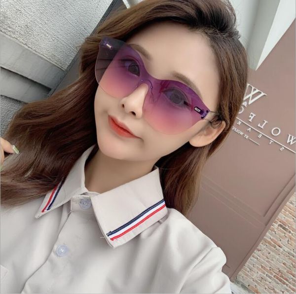 2019 new large frame sunglasses european and american conjoined large frame style fashion trend sunglasses for ladies,all-in-one sunglasses, White;black
2019 new large frame sunglasses european and american conjoined large frame style fashion trend sunglasses for ladies,all-in-one sunglasses, White;black