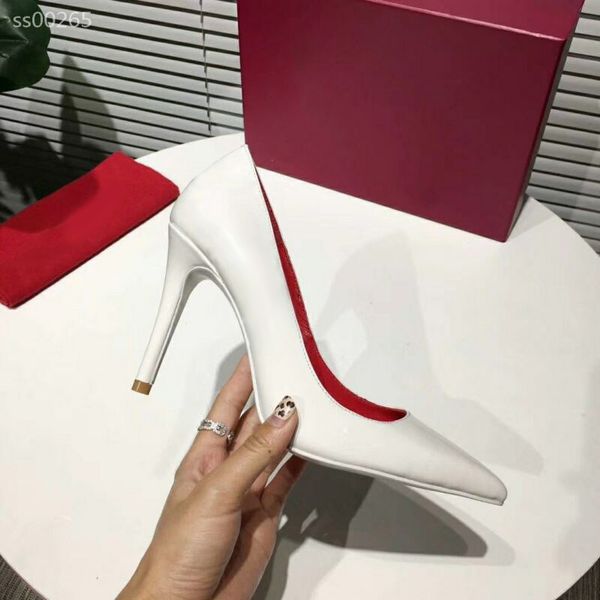 2020 new small fresh pointed high-heeled stiletto black professional single shoes female shallow mouth girls shoes trend personality
2020 new small fresh pointed high-heeled stiletto black professional single shoes female shallow mouth girls shoes trend personality