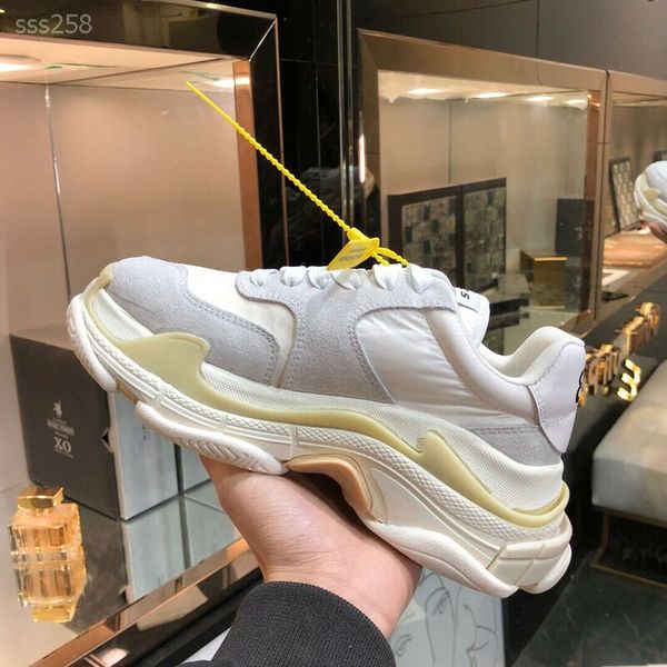 2020 new fashionable paris leisure authentic sneaker casual shoes for men's women beige black sports personality shoe size 35-45
2020 new fashionable paris leisure authentic sneaker casual shoes for men's women beige black sports personality shoe size 35-45
