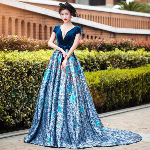 2018 new elegant crystal deep v-neck a-line quinceanera dresses lace up satin sweet 16 dresses debutante 15 year party dress bq112, Blue;red
2018 new elegant crystal deep v-neck a-line quinceanera dresses lace up satin sweet 16 dresses debutante 15 year party dress bq112, Blue;red