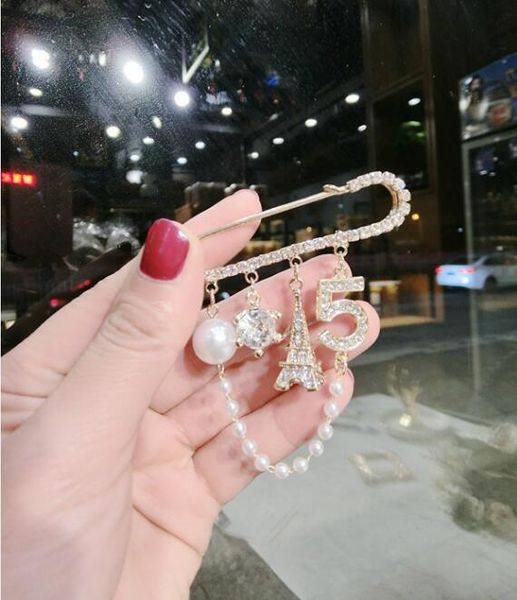 fashion-new silk scarf buckle pin number 5 chain drill chain pearl brooch brooch female collar needle coat cardigan with accessories korea, Gray
fashion-new silk scarf buckle pin number 5 chain drill chain pearl brooch brooch female collar needle coat cardigan with accessories korea, Gray