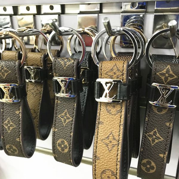louis vuitton keychain дизайнер новые брелок аксессуары классическая мода брелок для мужчин и женщин кожа письмо шаблон автомобиля брелок с, Silver
louis vuitton keychain дизайнер новые брелок аксессуары классическая мода брелок для мужчин и женщин кожа письмо шаблон автомобиля брелок с, Silver