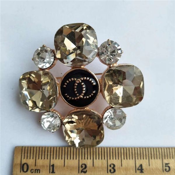 Luxury fa hion clear cry tal delicate jewelry cla ic women brooch party co tume dre broache extravagant de igner brea tpin
Luxury fa hion clear cry tal delicate jewelry cla ic women brooch party co tume dre broache extravagant de igner brea tpin