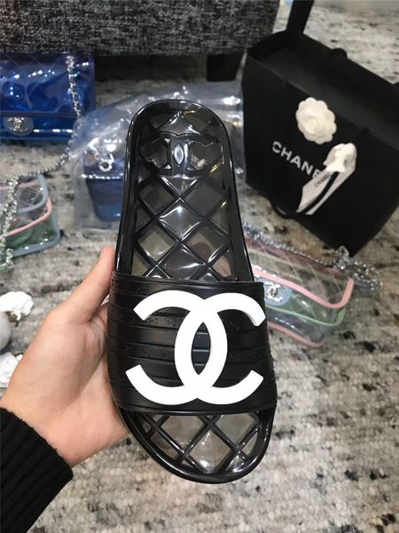 Designer Transparent Slippers 19ss Spring And Summer PVC Sandals Slippers Transparent New Crystal Female Shoes Sand Beach Slippers with box
Designer Transparent Slippers 19ss Spring And Summer PVC Sandals Slippers Transparent New Crystal Female Shoes Sand Beach Slippers with box