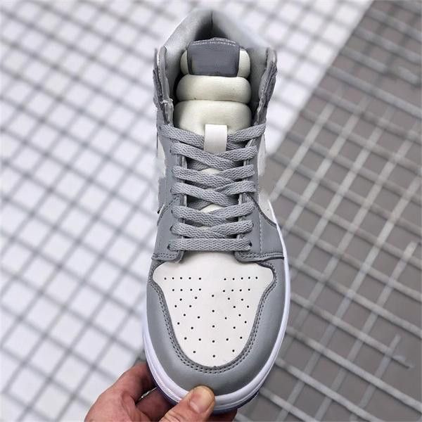 2020 новых dior косые x aj 1 высокие ботинки с логотипом homme x kaws ким джонс повседневная обувь баскетбольные кроссовки, Black
2020 новых dior косые x aj 1 высокие ботинки с логотипом homme x kaws ким джонс повседневная обувь баскетбольные кроссовки, Black
