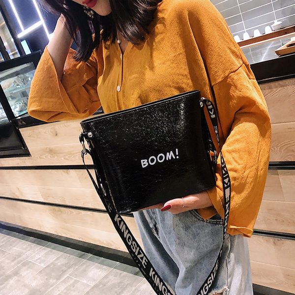 women letter crack square shoulder bag sleek minimalist shoulder slung chain pouch bag ins style female embossed messenger bags
women letter crack square shoulder bag sleek minimalist shoulder slung chain pouch bag ins style female embossed messenger bags