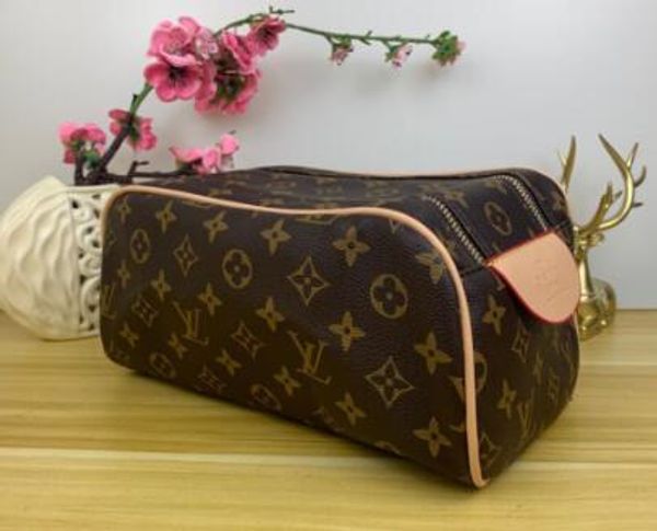 new v women's cosmetic bag travel handbag female toiletry bag cosmetic bag
new v women's cosmetic bag travel handbag female toiletry bag cosmetic bag