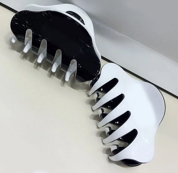8.5x5.2cm korean version of the simple black and white acrylic three-dimensional claw clip hairpin headwear counter gift 2pcs/lot, Golden;silver
8.5x5.2cm korean version of the simple black and white acrylic three-dimensional claw clip hairpin headwear counter gift 2pcs/lot, Golden;silver