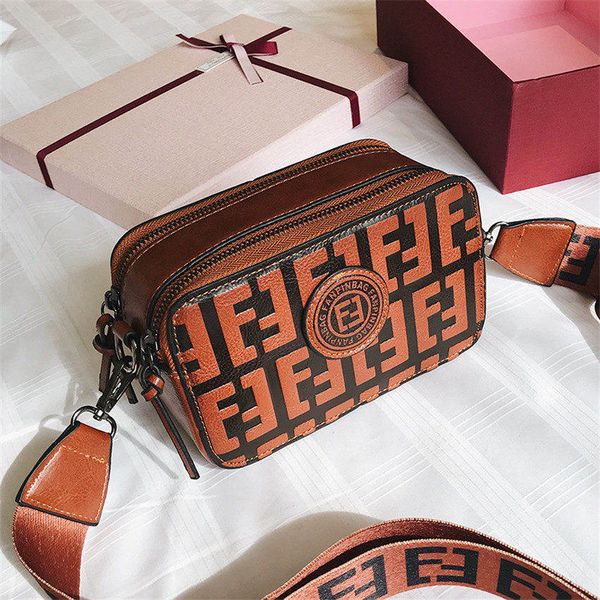 Women messenger bag Classic Style Fashion Crossbody bag Shoulder Bags Lady handbags cm With Shoulder Strap 4 colors available
Women messenger bag Classic Style Fashion Crossbody bag Shoulder Bags Lady handbags cm With Shoulder Strap 4 colors available