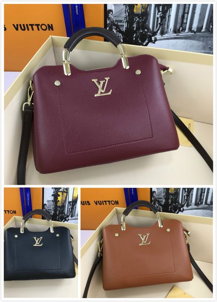the holiday gift bags for men and women leather handbags leather shoulder bag handbag party bag model 77917 size: 26 x19x12cm
the holiday gift bags for men and women leather handbags leather shoulder bag handbag party bag model 77917 size: 26 x19x12cm