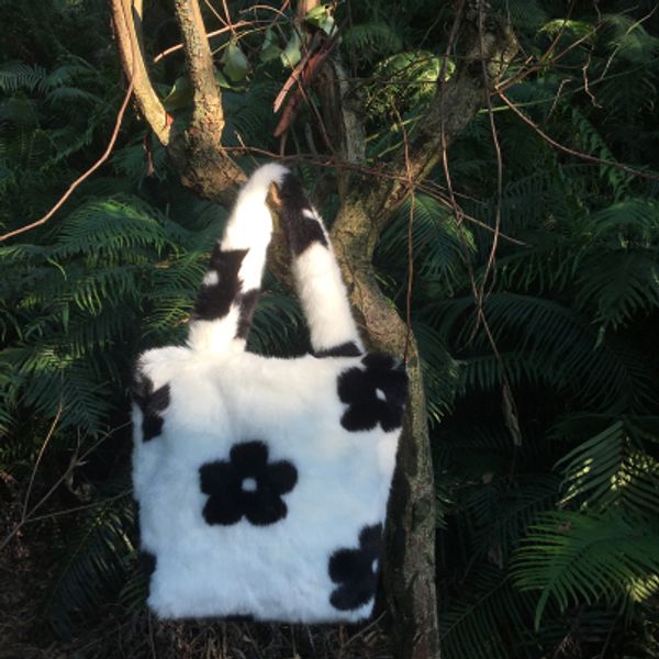 plush cartoon handbags winter shoulder bag cute flowers houndstooth pattern hand bag women solid color ladies tote gift
plush cartoon handbags winter shoulder bag cute flowers houndstooth pattern hand bag women solid color ladies tote gift