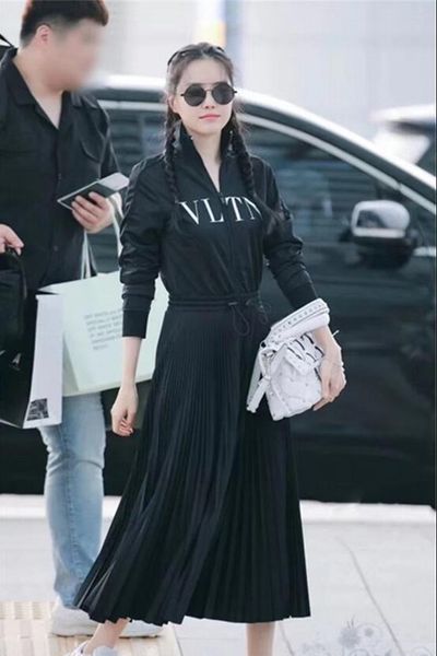 europe designer women brand dress black stand collar long sleeves pleats long womne dress letter print zipper celebrity style dress, Black;gray
europe designer women brand dress black stand collar long sleeves pleats long womne dress letter print zipper celebrity style dress, Black;gray