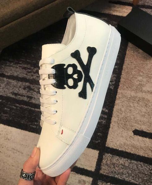 luxury designer mens shoes genuine leather designer sneakers rivets punk style runner shoes with iconic red metal skull brand trainers 036, Black
luxury designer mens shoes genuine leather designer sneakers rivets punk style runner shoes with iconic red metal skull brand trainers 036, Black