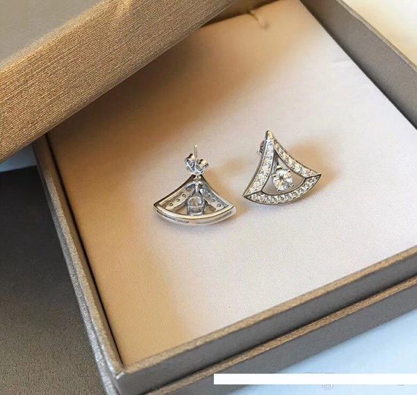jewelry nail earrings, simple atmosphere, designer original,stud earrings, quality assurance, with a full package.women's earrings, Golden;silver
jewelry nail earrings, simple atmosphere, designer original,stud earrings, quality assurance, with a full package.women's earrings, Golden;silver