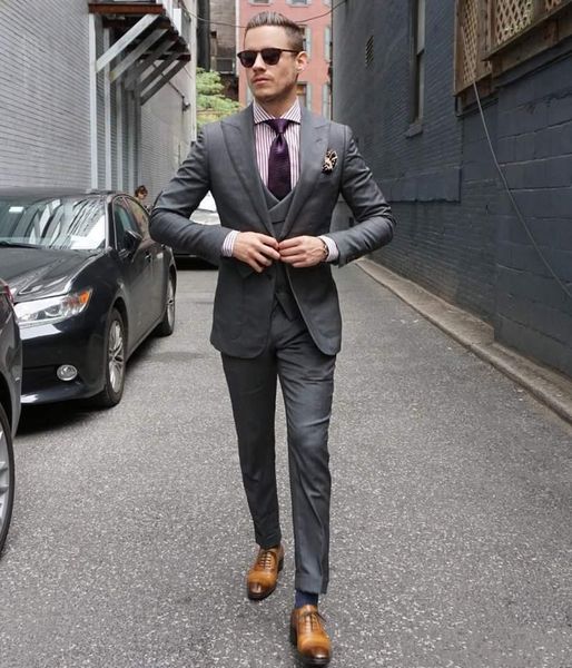 one button groomsmen peak lapel wedding groom tuxedos men suits wedding/prom/dinner man blazer(jacket+tie+vest+pants) 623, Black;gray
one button groomsmen peak lapel wedding groom tuxedos men suits wedding/prom/dinner man blazer(jacket+tie+vest+pants) 623, Black;gray