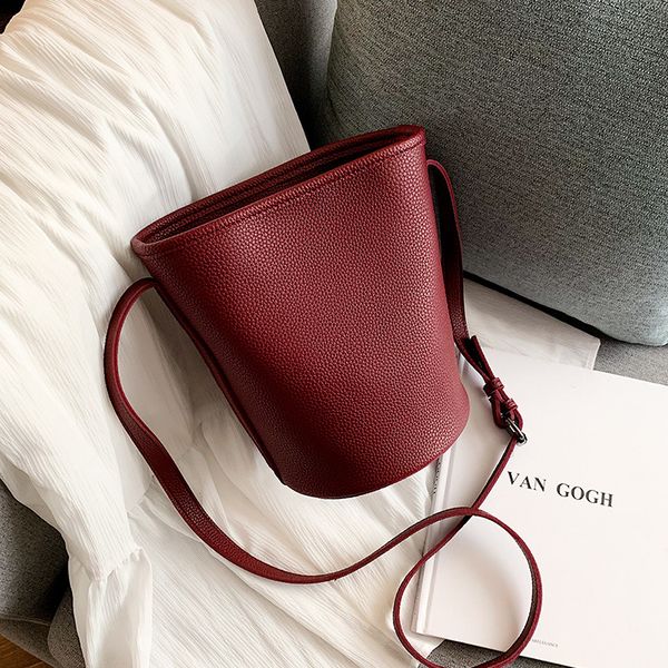 ladies shoulder bag bucket bag korean retro simple large capacity casual pure temperament diagonal cross
ladies shoulder bag bucket bag korean retro simple large capacity casual pure temperament diagonal cross