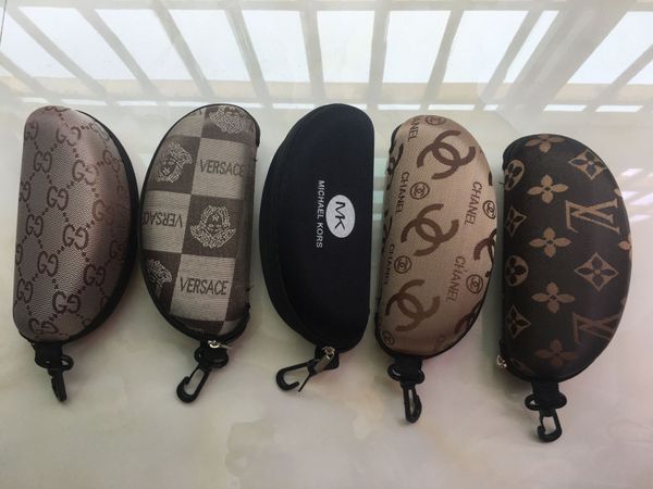 10pcs,wholesale men women zipper box cases for sunglasses new letter design classic sun glasses case ,box and clean cloth 2020
10pcs,wholesale men women zipper box cases for sunglasses new letter design classic sun glasses case ,box and clean cloth 2020