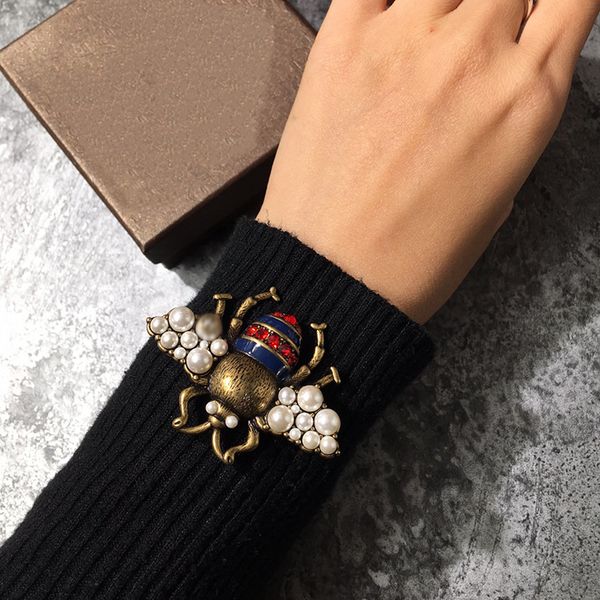 cute bee natural pearl brooch female crystal letter brooch simple butterfly pin buckle japan korean atmosphere cardigan, Gray
cute bee natural pearl brooch female crystal letter brooch simple butterfly pin buckle japan korean atmosphere cardigan, Gray