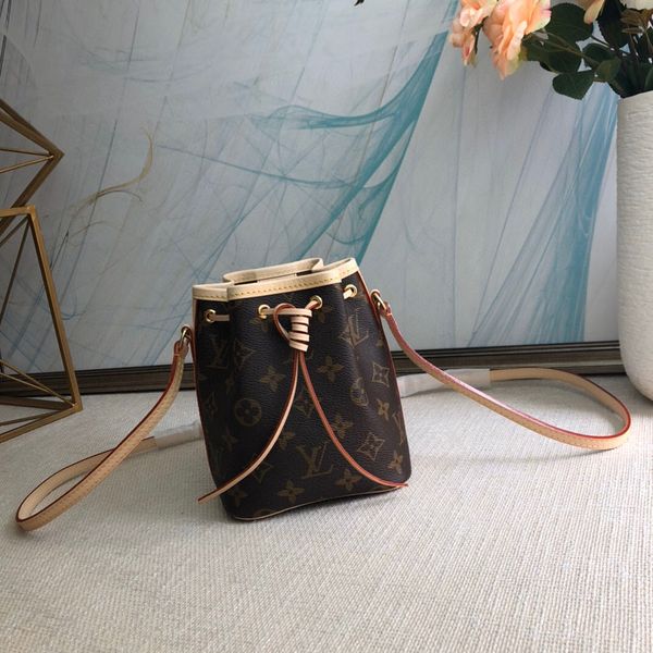 classic lady's handbag high-end custom quality handbag fashion business casual style metal accessories with long shoulder strap, Silver
classic lady's handbag high-end custom quality handbag fashion business casual style metal accessories with long shoulder strap, Silver