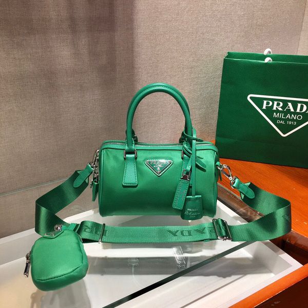 new lady's handbag 7a high-end custom quality large capacity handbag business casual style silver metal accessories with long shoulder
new lady's handbag 7a high-end custom quality large capacity handbag business casual style silver metal accessories with long shoulder