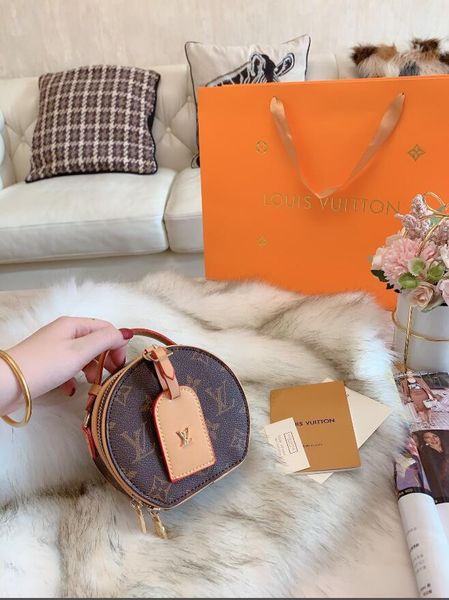 fashionable woman, handbag chain, handbag, lady, shoulder bag, messenger bag, tote bag, fashionable bag head
fashionable woman, handbag chain, handbag, lady, shoulder bag, messenger bag, tote bag, fashionable bag head