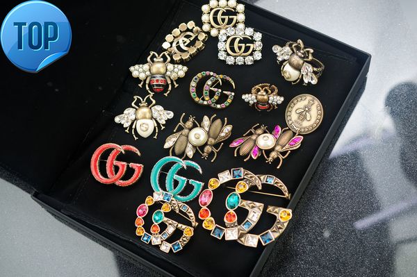 2019 crystal brooch 523422 Letter Pearl diamond brooch Fashion Letter Five-pointed star Metal Buckle brooch With Box
2019 crystal brooch 523422 Letter Pearl diamond brooch Fashion Letter Five-pointed star Metal Buckle brooch With Box