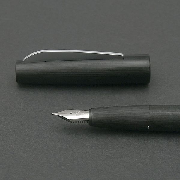edge blade pen, german nuclear parts, black, metal drawing process, with ink sabcore components from germany
edge blade pen, german nuclear parts, black, metal drawing process, with ink sabcore components from germany