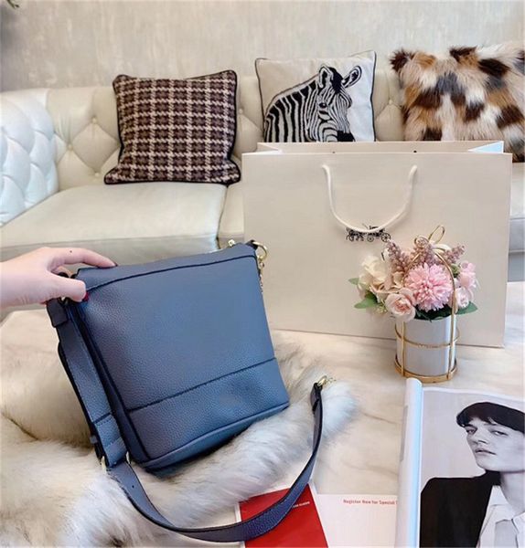 Dseigner Handbag Shoulder Bags Good Match Bucket High Quality Leather Fashion5 CFY2001082
Dseigner Handbag Shoulder Bags Good Match Bucket High Quality Leather Fashion5 CFY2001082