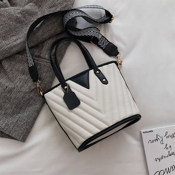 diamond lattice bucket bag for women printing wide shoulder strap messenger bags ladies panelled handbags simple crossbody bag
diamond lattice bucket bag for women printing wide shoulder strap messenger bags ladies panelled handbags simple crossbody bag