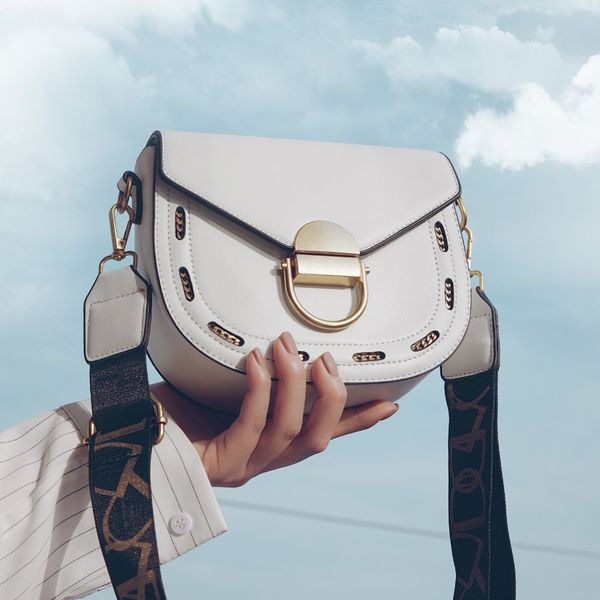 french original design elegant shoulder bag & stylish chain saddle bag width 18cm height 16cm thickness 7cm
french original design elegant shoulder bag & stylish chain saddle bag width 18cm height 16cm thickness 7cm