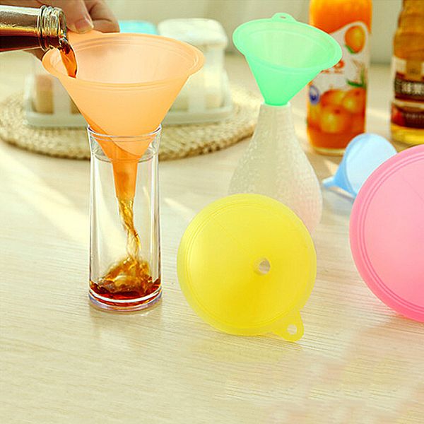 5pcs/set oil liquid funnel candy colors anti-fouling hangable plastic funnel decanting jam pouring tool household kitchen gadget
5pcs/set oil liquid funnel candy colors anti-fouling hangable plastic funnel decanting jam pouring tool household kitchen gadget