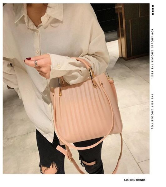 2020 new handbag women's jelly transparent portable fashion large-capacity messenger bag ladies
2020 new handbag women's jelly transparent portable fashion large-capacity messenger bag ladies