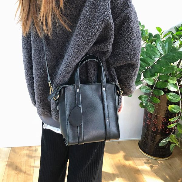 2020 women novelty small geunie leather black brown one shoulder messenger crossbody bag female elegant cowhide tote handbag
2020 women novelty small geunie leather black brown one shoulder messenger crossbody bag female elegant cowhide tote handbag