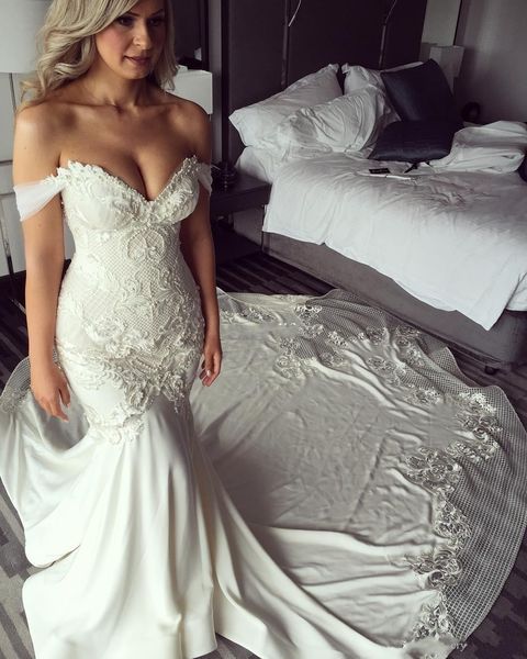 2020 new plus size mermaid wedding dresses off shoulder sweetheart lace appliques crystal beaded open back chapel train bridal gowns, White
2020 new plus size mermaid wedding dresses off shoulder sweetheart lace appliques crystal beaded open back chapel train bridal gowns, White